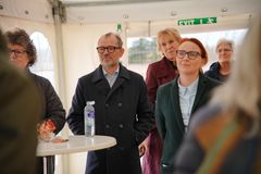 Billede af koncerndirektør Jesper Gyllenborg, Region Sjælland, regionsrådsformand Trine Birk Andersen, og Helle Gaub, direktør for Koncern Byg i Region Sjælland