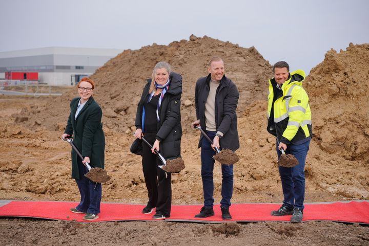 Spadestik ved regionsrådsformand Trine Birk Andersen, sygehusapoteker Kristina Thomsen, borgmester Ken Kristensen, Køge, og adm. direktør Frank Aarslev-Jensen, Pihlkonsortiet