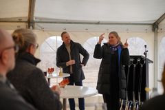 Billede af sygeapoteker Kristina Thomsen og borgmester Ken Kristensen