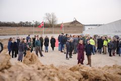 Billede af gæster ved spadestikket