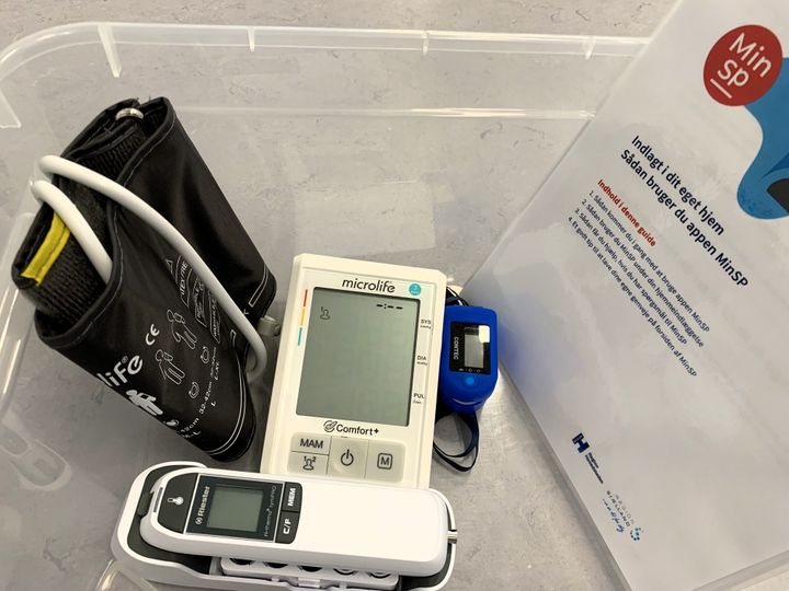 En gennemsigtig kasse indeholder udstyr til at måle blodtryk og puls.