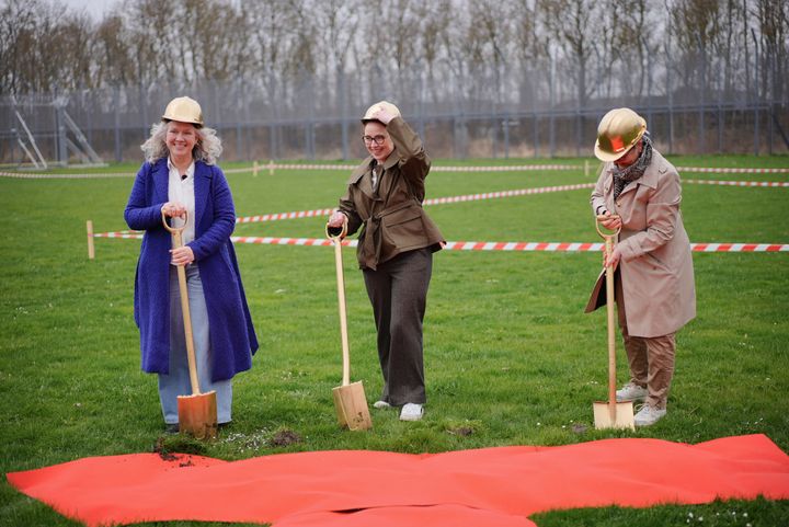 Det første spadestik blev taget i fællesskab af Tina Krintéll (t.v.), forstander på Kofoedsminde, regionsrådsformand Trine Birk Andersen (i midten) og Pia Bille, socialdirektør i Region Sjælland (th.).