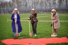 Det første spadestik blev taget i fællesskab af Tina Krintéll (t.v.), forstander på Kofoedsminde, regionsrådsformand Trine Birk Andersen (i midten) og Pia Bille, socialdirektør i Region Sjælland (th.).