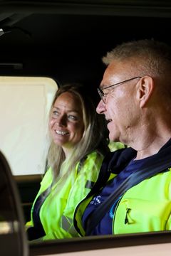 Sociolancen er bemandet af både en sundhedsfaglig og en socialfaglig medarbejder og rykker ud i situationer, hvor hverken ambulance eller politi er den rette løsning. Her er det Stine Juul Fletgaard, der er socialfaglig medarbejder i Kalundborg Kommune, og Bo Wærum Lauritzen, der er paramediciner i Region Sjælland.