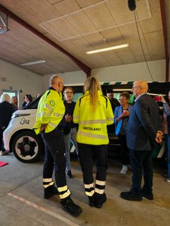 Regionsrådsformand Trine Birk Andersen (t.v.) og Gunver Jensen, formand for Social- og Beskæftigelsesudvalget, Kalundborg Kommune, får en introduktion til den nye sociolance.