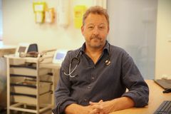 Sjællands Universitetshospital har ansat en praksismanager og den første praktiserende læge, John Brodersen. John Brodersen, der er speciallæge og professor i almen medicin, skal både se patienter og forske.