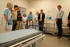 Den nye klinik kommer til at begynde med til at ligge på selve hospitalet i Nykøbing Falster - i lægevagtens lokaler ved akutafdelingen.