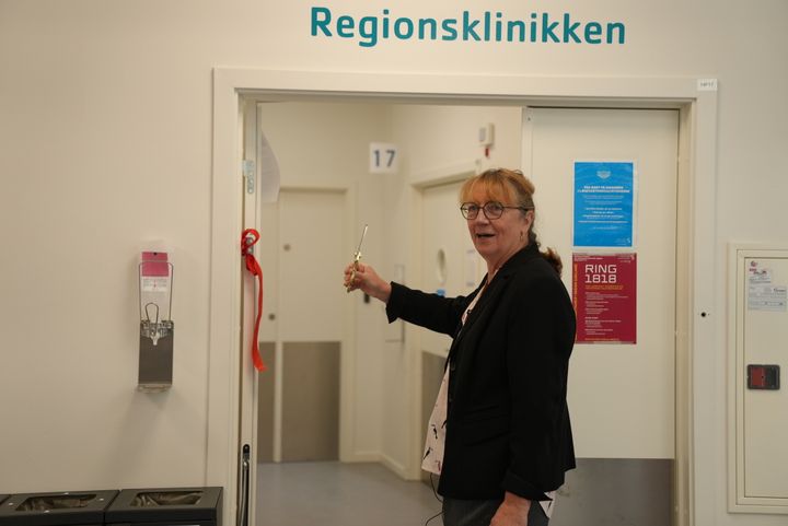Susanne Lundvald, der er formand for Det Nære Sundhedsudvalg i Region Sjælland, klipper snoren til den nye regionsklinik.