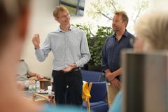 Vicedirektør på Sjællands Universitetshospital Peder Fabricius (t.v.) og speciallæge og professor i almen medicin John Brodersen (t.h.).