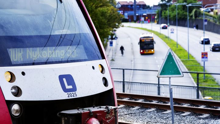 Med køreplansskiftet den 28. juni 2026 indføres der natbetjening natten til lørdag og søndag langs Østbanen og Odsherredba-nen. Manglen på lokoførere betyder dog, at det i første omgang bliver natbusser, der betjener linjerne og hjælper de unge trygt hjem.