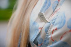 Symbolet er udformet som en englevinge, der symboliserer kærlighed, savn, beskyttelse og det menneske, man bærer med sig i hjertet.