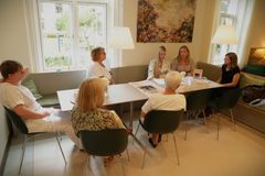 Kari Friis Larsen og Cecilie Troelsen var i sidste uge rundt i hele landet og præsentere sorg-vingen for blandt andet Børne- og ungehospice Lukashuset nord for København