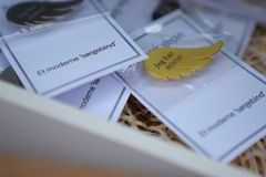 Over 1.000 af de nye sorg-symboler vil i første omgang blive doneret og delt ud til hospicer, hospitaler og palliative teams i hele landet.