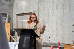Regionsrådsformand Trine Birk Andersen holdt tale foran den kommende topmoderne sengebygning.