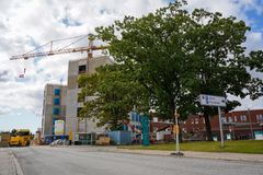 Den nye bygning er opført i forlængelse af det eksisterende sygehus mellem Fjordvej og Colbjørnsensvej.