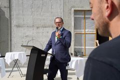 Sygehusdirektør Ricco Dyhr holdt også tale for de fremmødte håndværkere, medarbejdere og samarbejdspartnere ved rejsegildet for den nye sengebygning.