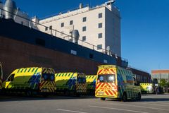 Foto: I alt 22 køretøjer – primært patienttransporter – deltog i dagens flytning. Her ankommer en af dem til Køge.