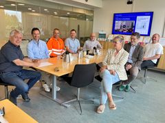 Novafos’ og Nordkystens team samlet ved underskrift af den strategiske, fireårige aftale for ledningsarbejde og driftsopgaver i vandforsyningen i ni nordsjællandske kommuner – blandt dem ses Carsten Nystrup, adm. direktør i Novafos, (forrest tv) og Frank Schou Kruse, adm. direktør hos Nordkysten (nr. to bagest tv).