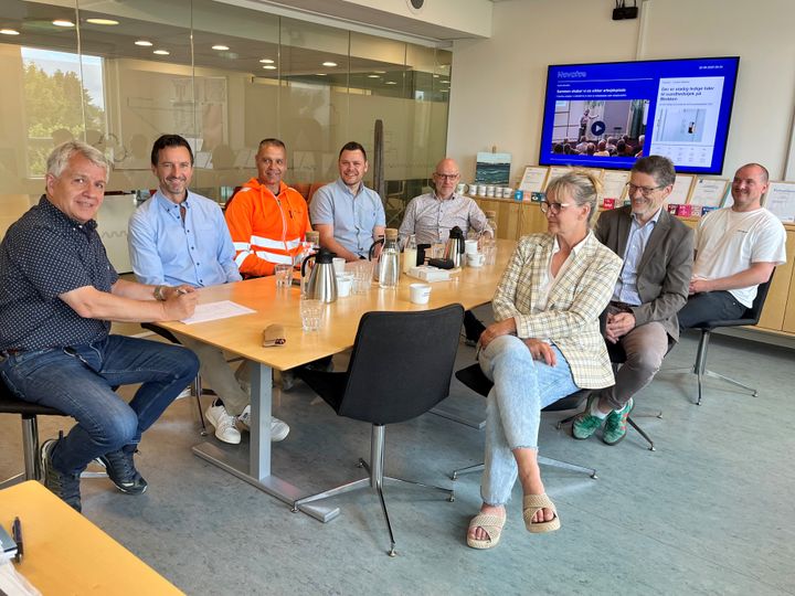Novafos’ og Nordkystens team samlet ved underskrift af den strategiske, fireårige aftale for ledningsarbejde og driftsopgaver i vandforsyningen i ni nordsjællandske kommuner – blandt dem ses Carsten Nystrup, adm. direktør i Novafos, (forrest tv) og Frank Schou Kruse, adm. direktør hos Nordkysten (nr. to bagest tv).