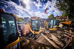 Eldrevne maskiner skal lades op, når arbejdsdagen slutter. Derfor har Nordkysten fået udviklet en mobil ladeløsning, hvor flere maskiner kan oplades samtidig via standere, der tilsluttes byggestrømmen.