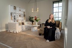 Klassisk parcelhus fra Huscompagniet med alkove, biopejs og sansevindue – indrettet af stylist og boliginfluencer Helene Houe