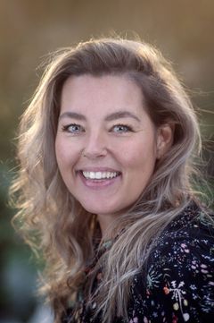 HusCompagniet inviterer den 21. september til en festlig Nybyggerdag i fem byer. Her kan kommende nybyggere få information om alt fra indretning, planløsninger til økonomi. De kan også smage lækkerier tidligere deltagere i Den Store Bagedyst. I Hornslet ved Århus kan de f.eks. møde 2024-vinderen Sandra Dahl.