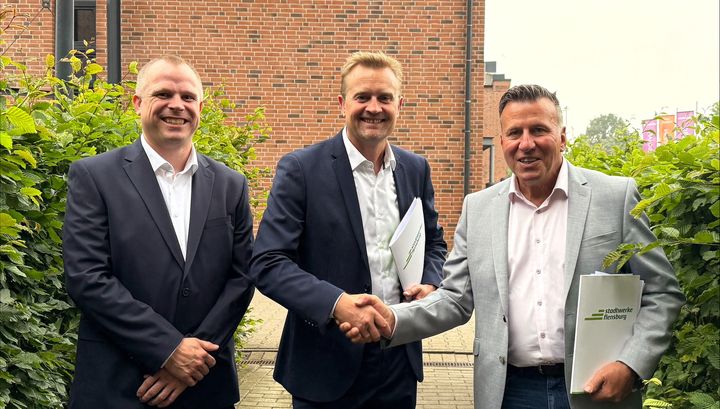 Managing Directors i OpenNets tyske forretningsenhed, Lars Wiechmann og Kristian Olaf Plet Freiesleben, samt salgsdirektør i Stadtwerke Flensburg, Jan Zander.