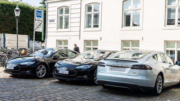 Tre Tesla-elbiler parkeret i Amaliegade i det indre København.