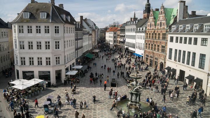 Mennesker på Strøget i København ved Amagertorv og Storkespringvandet