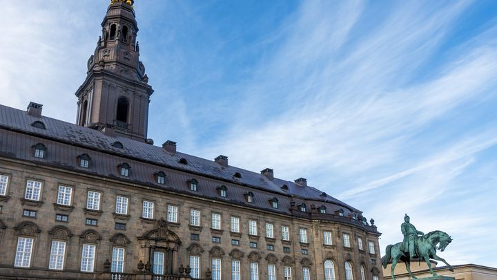 Historisk har man været bekymret for, at øget offentligt forbrug med positive finanseffekter skulle føre til en løn/pris-spiral. Men ifølge litteraturen påvirker offentligt forbrug faktisk kun i meget begrænset omfang inflationen.