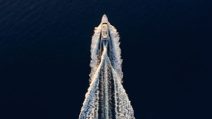 Moderaterne vil lempe aktieskatten med 3,8 milliarder kroner. Pengene fordeles ved at sænke skatten på aktieindkomst for dem, der tjener meget, og hæve den for dem, der tjener mindst på aktier. Det vil give de allerrigeste en stor skattegevinst. Langt de fleste aktieejere betaler i dag den lave sats.