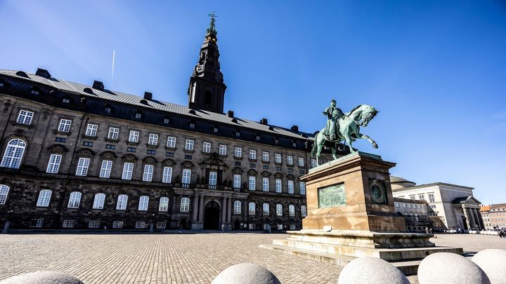 Christiansborg set på en solrig dag fra slotspladsen.