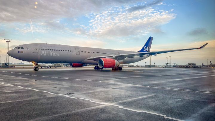 Stor SAS-jumbojet på landingsbanen i Københavns Luftavn Kastrup.
