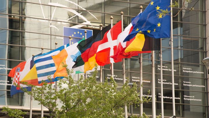 Forskellige landes og EU's flag foran EU's hovedkvarter i Bruxelles.