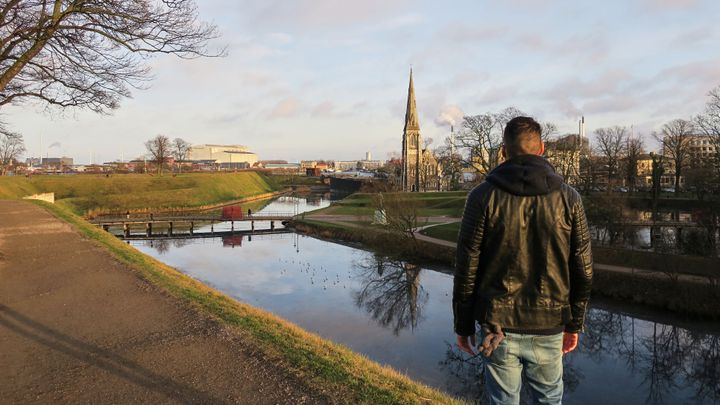 Ung person står på volden ved Kastellet i København