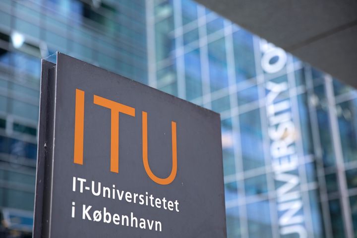 Skilt med påskriften ITU ved universitetets hovedindgang