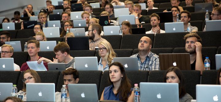 Studerende med laptops til forelæsning på IT-Universitetet i København
