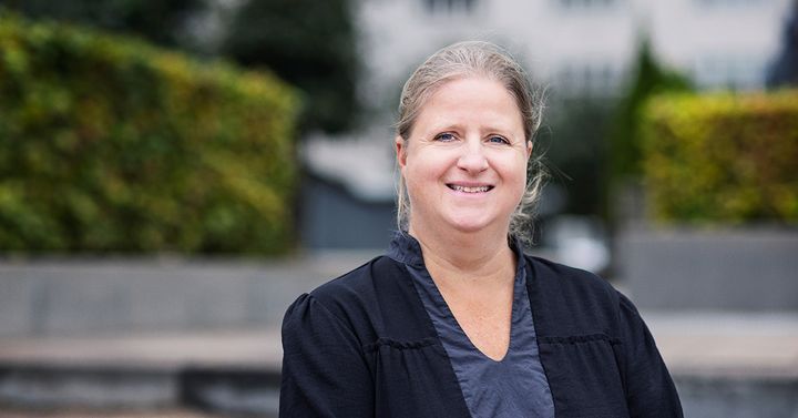 Mette Jørgensen er 51 år og uddannet Cand. Merc. fra CBS. Hun har indtil nu været vicedirektør i Sundhed.dk og har lang erfaring med at arbejde med IT og digitalisering.