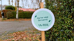 "Jeg har valgt fjernvarme"-skilt, som de tilmeldte har stående i deres forhave.