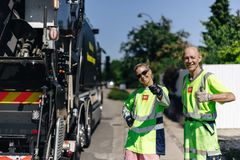 To skraldemænd siger hej