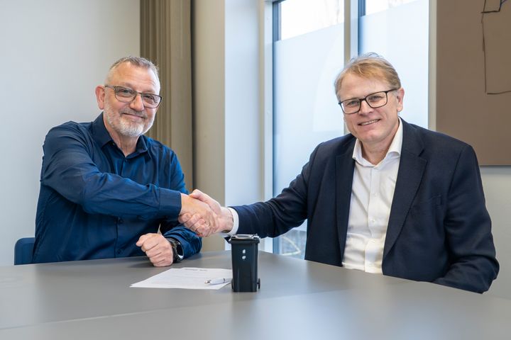 To mænd giver hånd