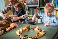 Gennem fællesspisning, workshops og aktiviteter for såvel børn og voksne formidles emnerne ”mad” og ”madaffald”, som er i fokus på dette års Skraldival. Foto: Per Bille.