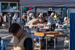 Genbrug er guld. Det er særligt tydeligt på den store markedsdag, som markerer kulminationen af Skraldival-ugen på Silkeborg Bibliotek. Foto: Silkeborg Forsyning.