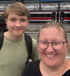 Foto af Jakob og Katrine Bøgsted-Møller, som har kæmpet med svær skolefravær, men nu er Jakob i skole fire dage om ugen