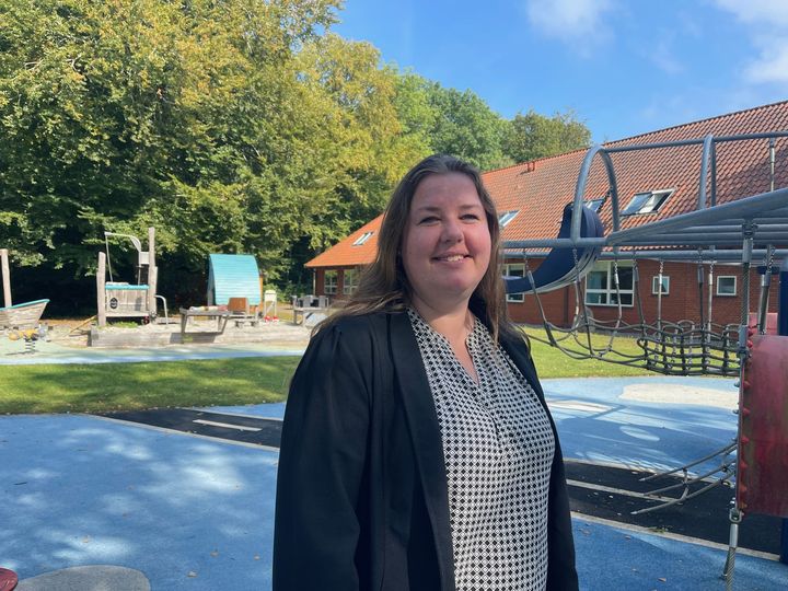 Portræt af skoleleder Stine Skov Clarke, som står på Børneskolens legeplads i Dianalund