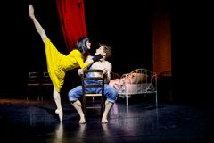 Alban Lendorf og Cassandra Trenary i Le Jeune Homme et la Mort på Bellevue Teatret august 2023