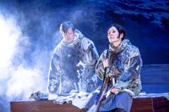 Nukâka Coster-Waldau og Caspar Phillipson i Den Sidste Slæderejse på Bellevue Teatret februar 2026.