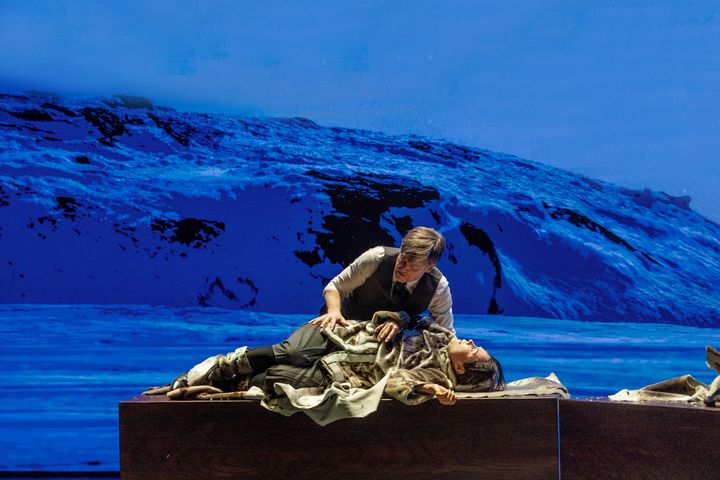 Nukâka Coster-Waldau og Caspar Phillipson i Den Sidste Slæderejse på Bellevue Teatret februar 2026.