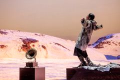 Nukâka Coster-Waldau i Den Sidste Slæderejse på Bellevue Teatret februar 2026.