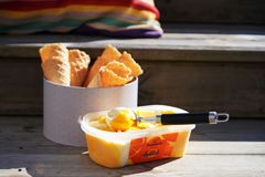 Isen kan både fås som kugleis og som ispind.